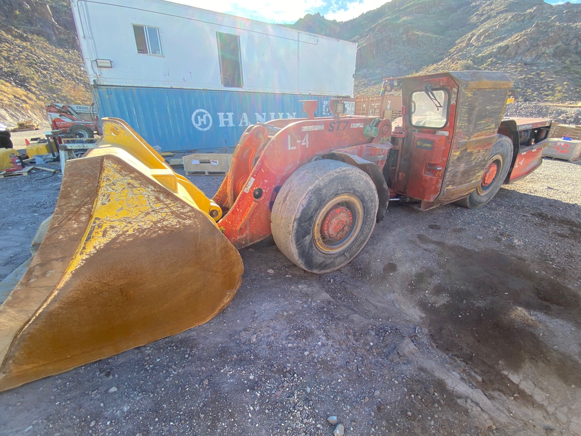Two Underground 4 Yard Loader – Epiroc, Model ST7 - Photo 4