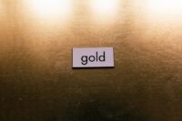 Gold Prices Rise Amid Dollar Weakness and Central Bank Demand